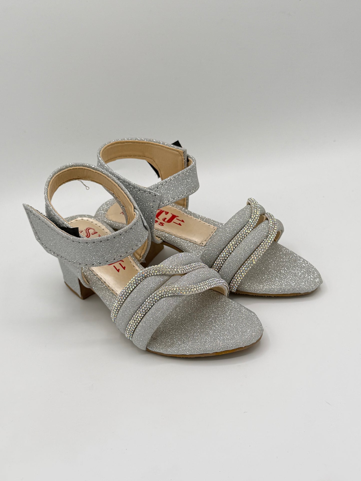 0 A NEW STYLISH SANDAL